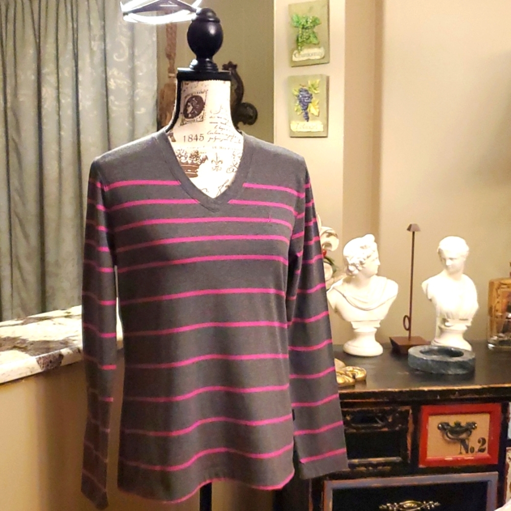 Size Large hot 🔥 pink and gray long sleeve Nautica V neck. ✨️